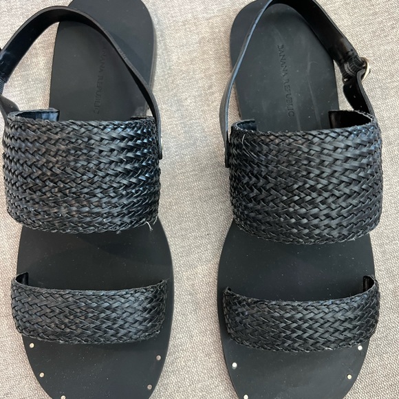 Beautiful Banana Republic Woven Black Leather Sandals. Size 8. - Picture 3 of 4